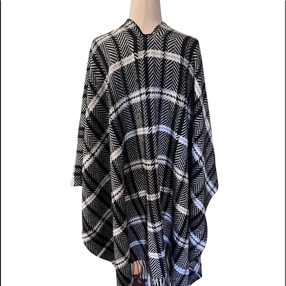 Black & White Checkered Open Poncho - Picture 3 of 4